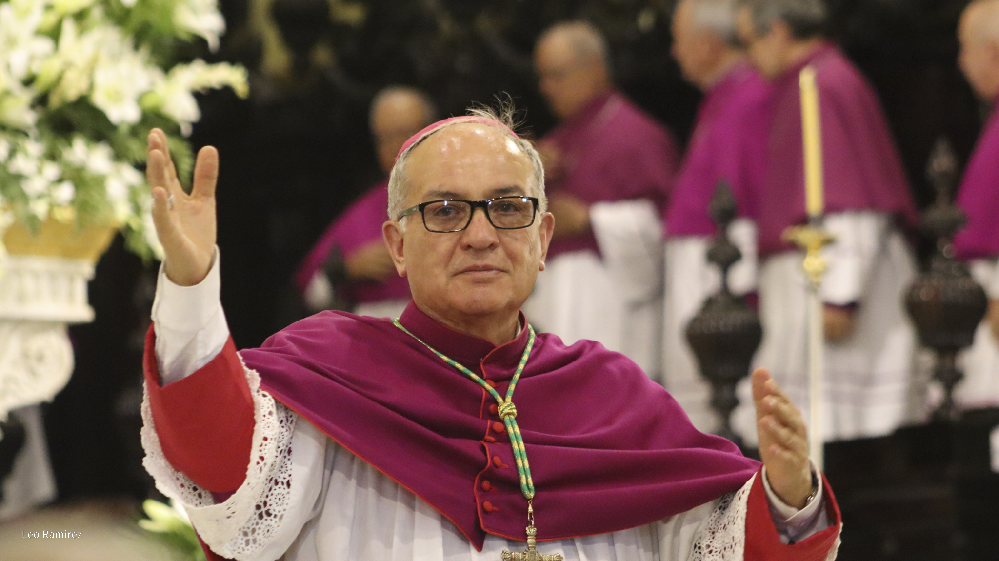 Mons. José Leopoldo, al terminar su ceremonia de bienvenida en la catedral Basílica de San Juan de los Lagos.